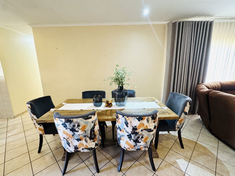 Spacious Family Home in Sought-After Thatchfield Manor - Photo 10