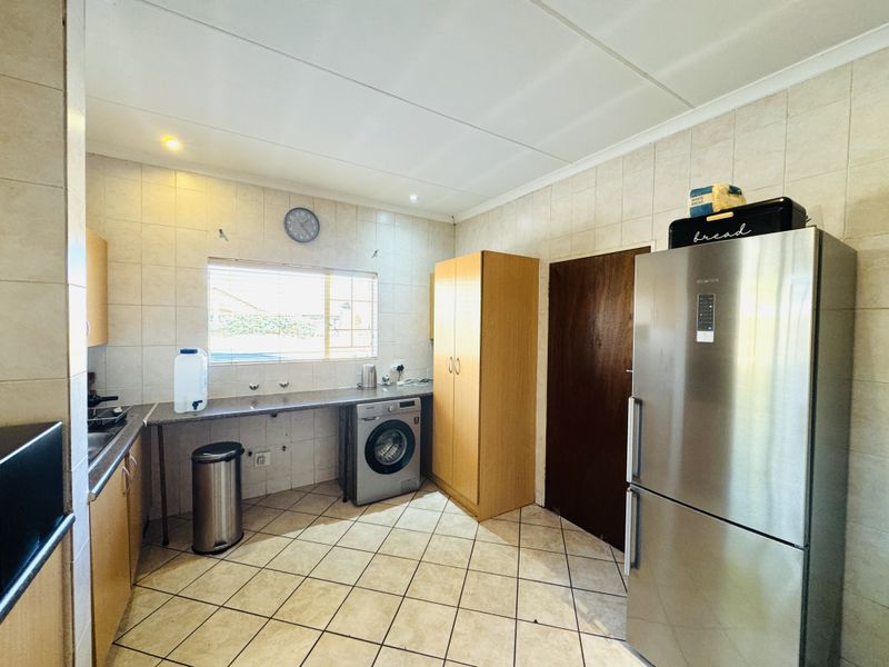 Spacious Family Home in Sought-After Thatchfield Manor - Photo 5