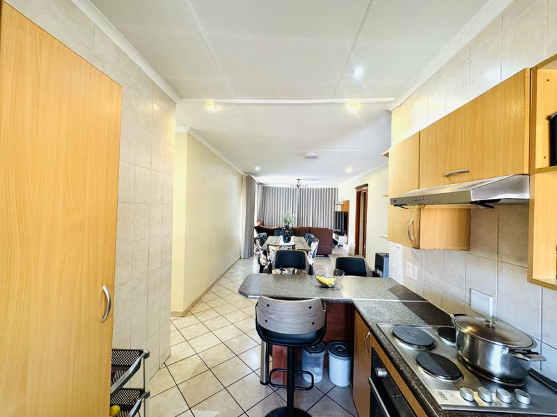 Spacious Family Home in Sought-After Thatchfield Manor - Photo 2