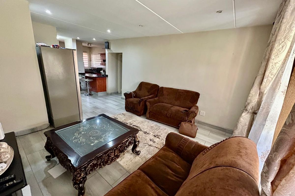 Rare Find: 3-Bedroom Ground Floor Unit with Massive Garden! - Photo 4