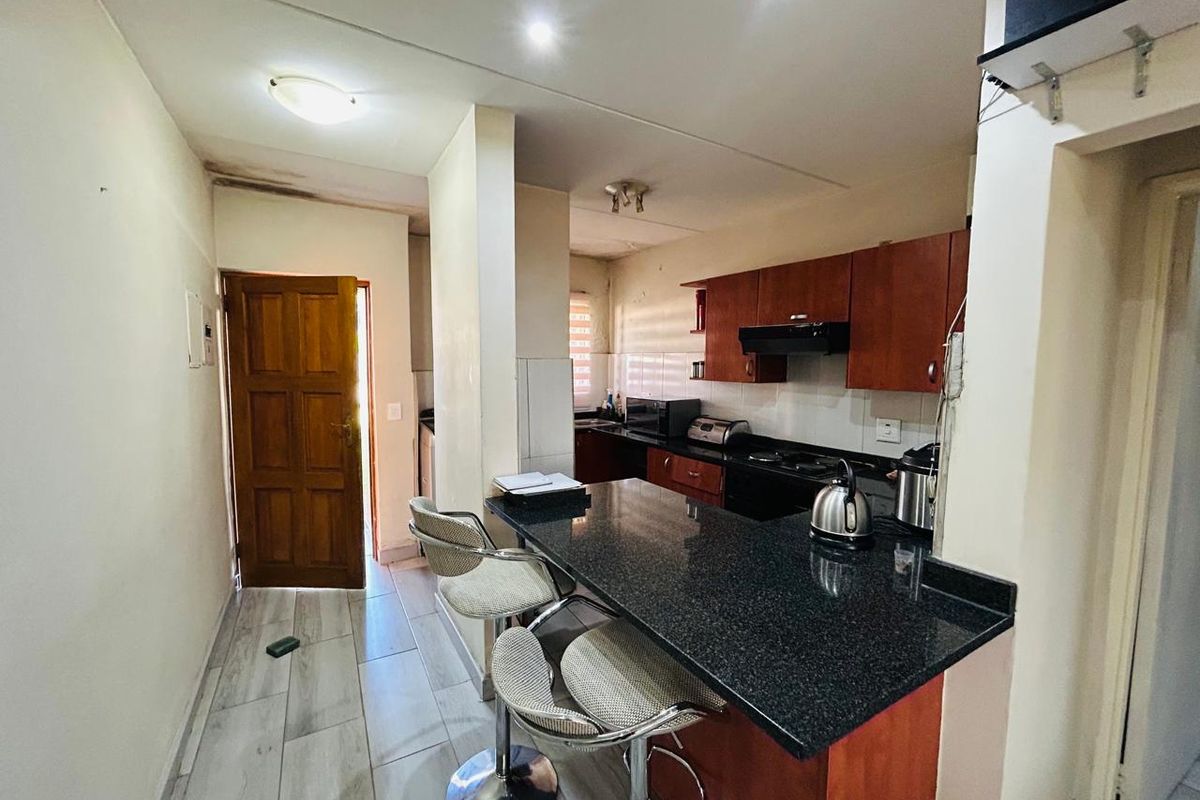 Rare Find: 3-Bedroom Ground Floor Unit with Massive Garden! - Photo 2
