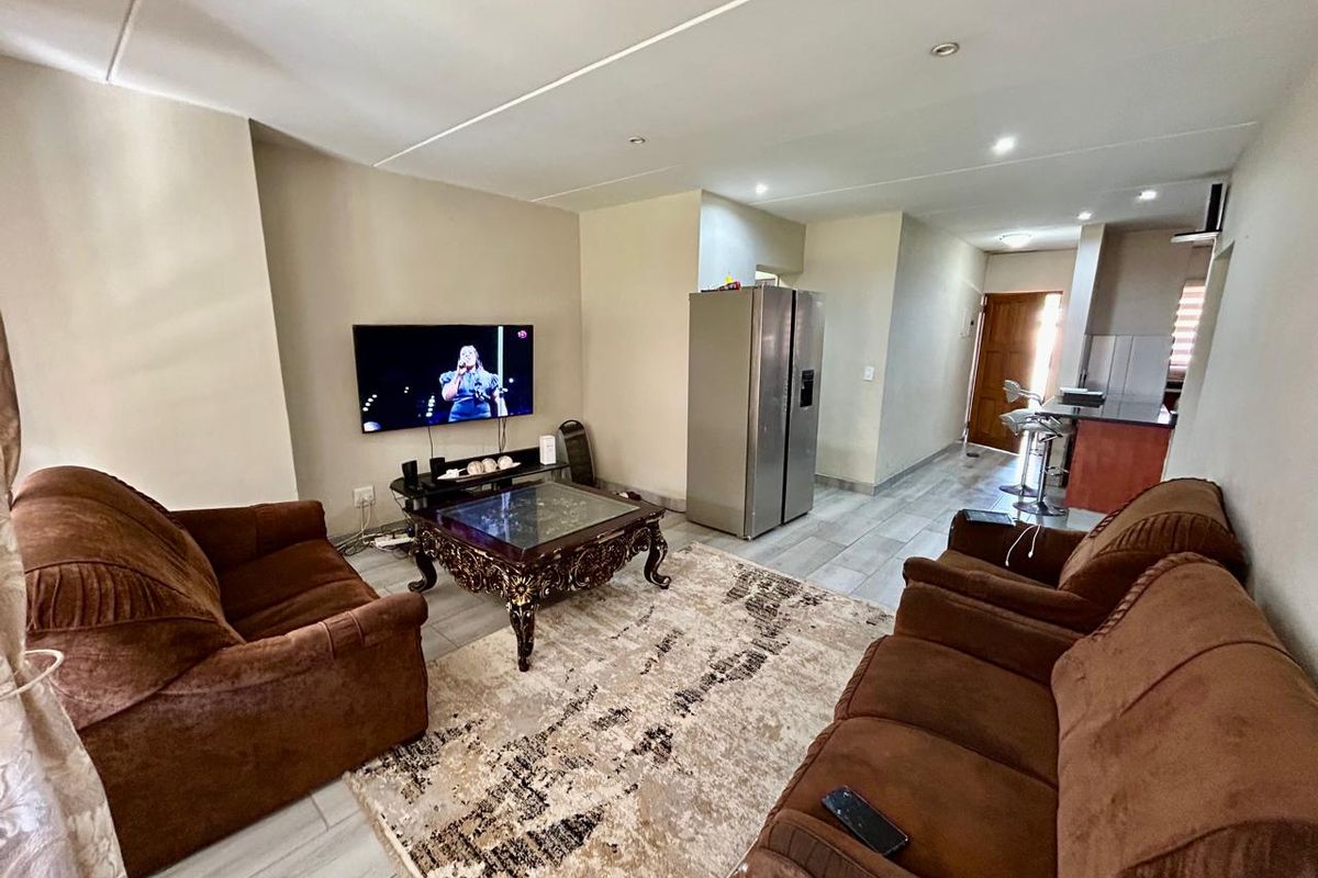 Rare Find: 3-Bedroom Ground Floor Unit with Massive Garden! - Photo 3