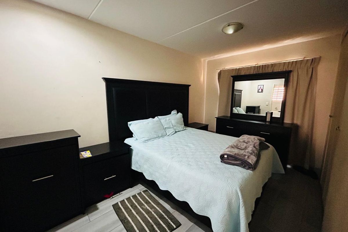 Rare Find: 3-Bedroom Ground Floor Unit with Massive Garden! - Photo 5