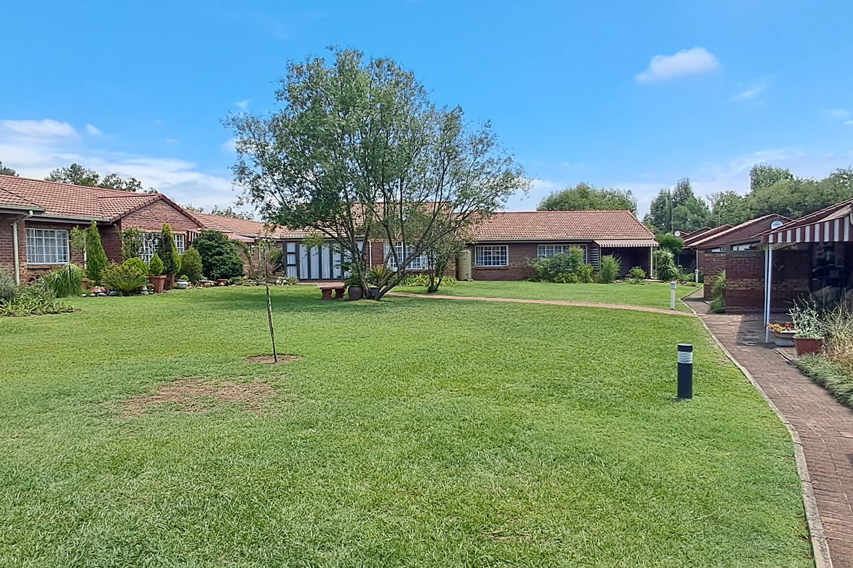 Townhouse For Sale In Newcastle - Photo 2