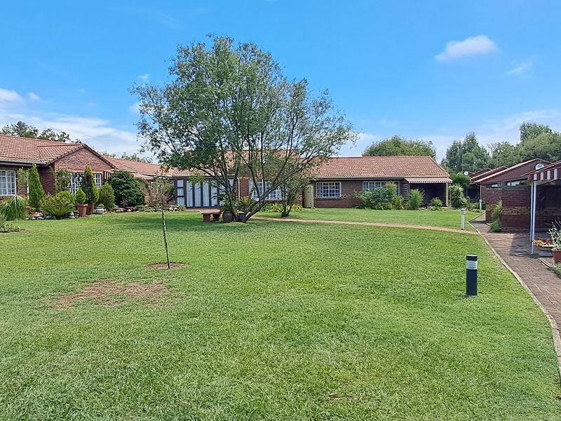 Townhouse For Sale In Newcastle - Photo 2