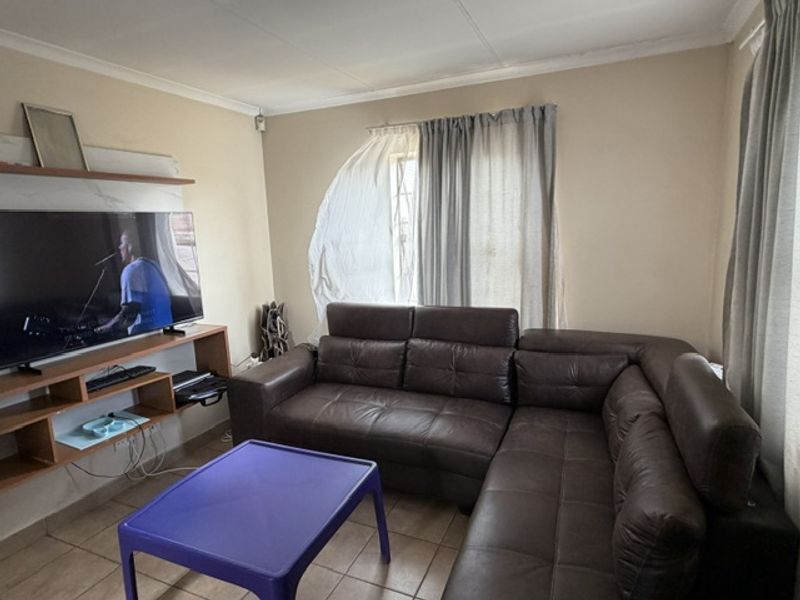 3 Bedroom Townhouse for Sale in Thatch Hill Estate - Photo 2