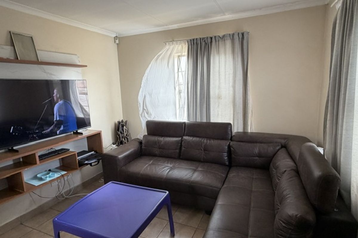 3 Bedroom Townhouse for Sale in Thatch Hill Estate - Photo 2