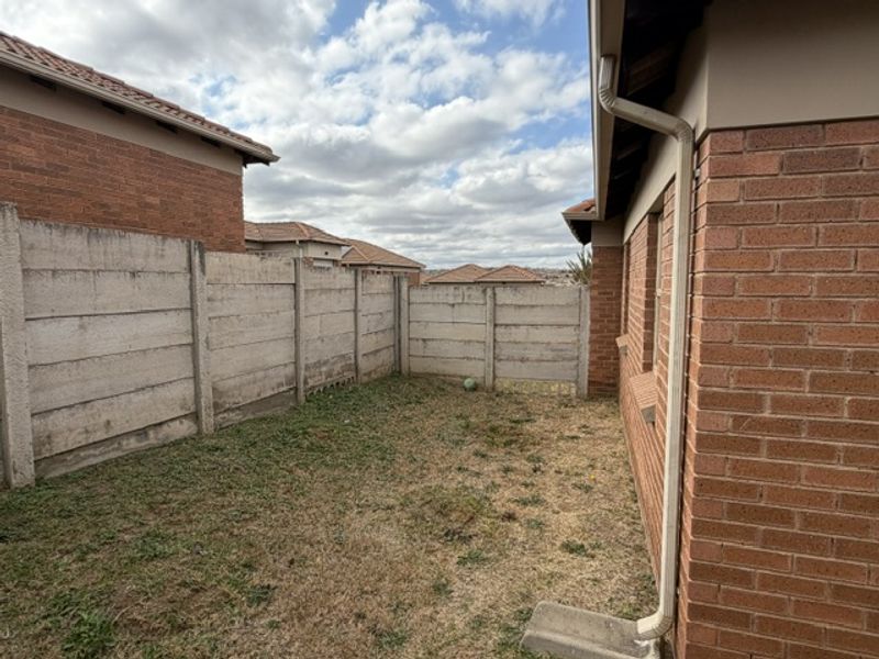 3 Bedroom Townhouse for Sale in Thatch Hill Estate - Photo 4