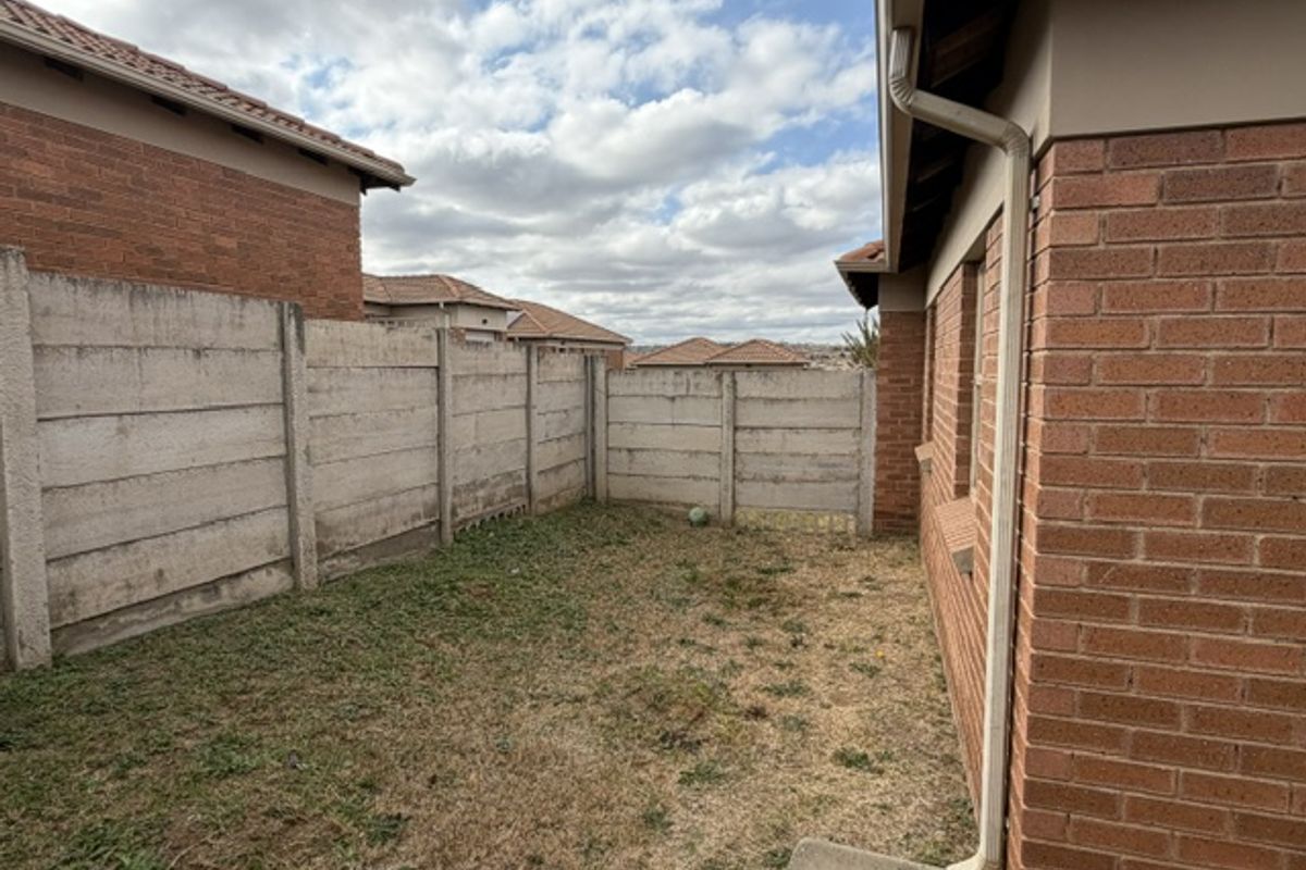 3 Bedroom Townhouse for Sale in Thatch Hill Estate - Photo 4