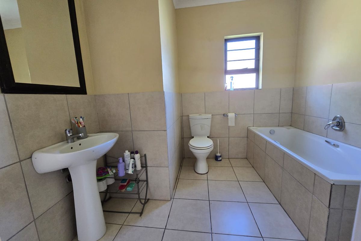 2 Bedroom House - Photo 5