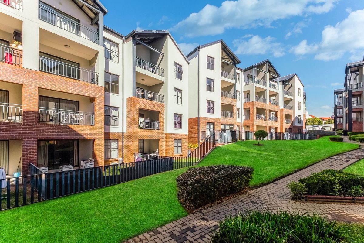 Immaculate Up Market 2 Bed 1 Bath Apartment For Sale - Photo 2