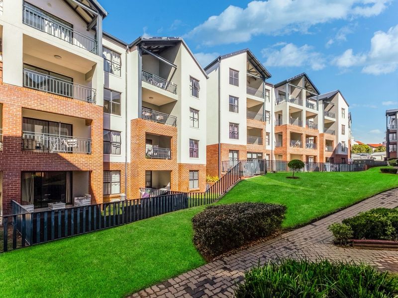 Immaculate Up Market 2 Bed 1 Bath Apartment For Sale - Photo 2