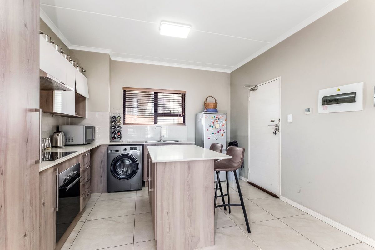 Immaculate Up Market 2 Bed 1 Bath Apartment For Sale - Photo 5