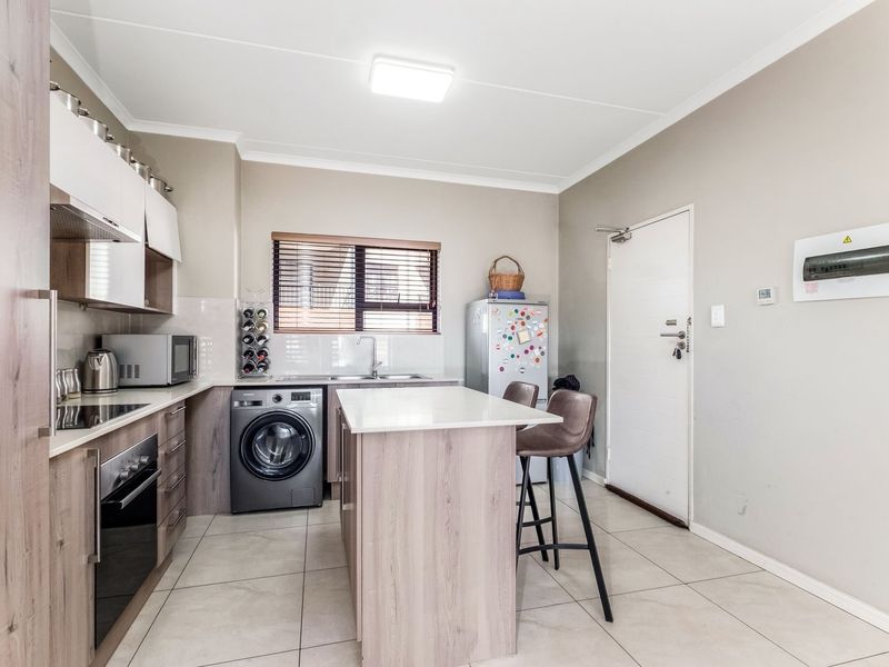 Immaculate Up Market 2 Bed 1 Bath Apartment For Sale - Photo 5