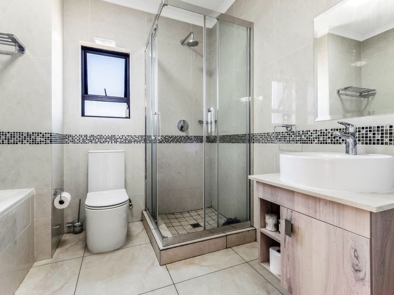 Immaculate Up Market 2 Bed 1 Bath Apartment For Sale - Photo 10