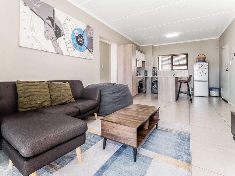 Immaculate Up Market 2 Bed 1 Bath Apartment For Sale - Photo 7