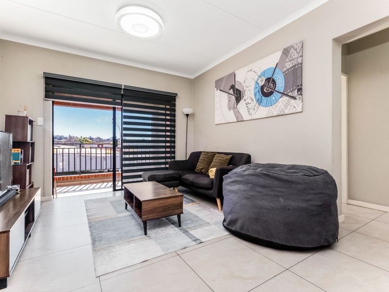 Immaculate Up Market 2 Bed 1 Bath Apartment For Sale - Photo 6