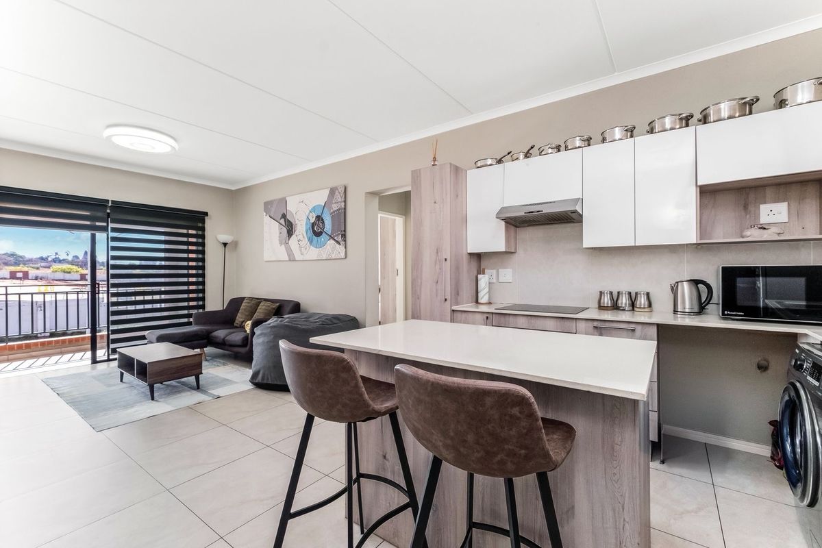 Immaculate Up Market 2 Bed 1 Bath Apartment For Sale - Photo 4