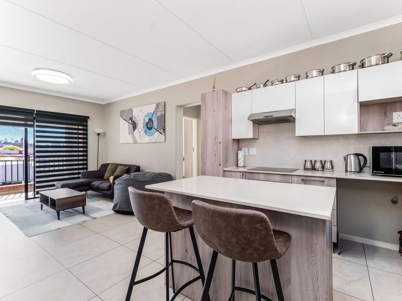 Immaculate Up Market 2 Bed 1 Bath Apartment For Sale - Photo 4