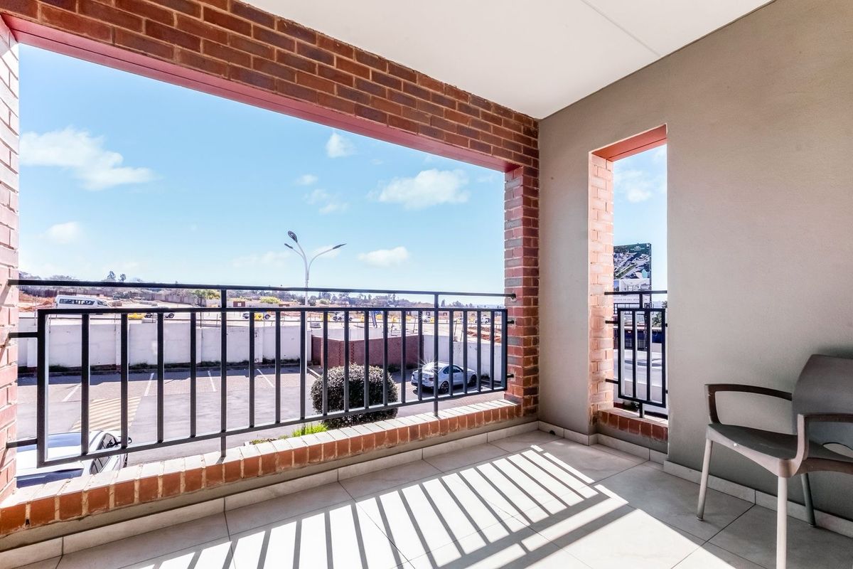 Immaculate Up Market 2 Bed 1 Bath Apartment For Sale - Photo 3