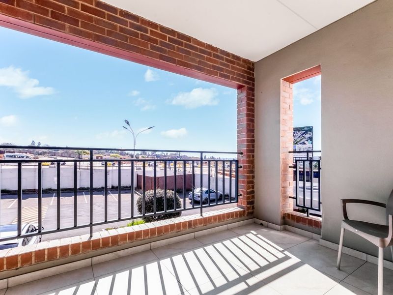 Immaculate Up Market 2 Bed 1 Bath Apartment For Sale - Photo 3