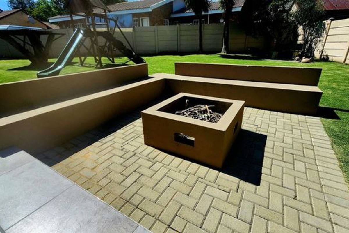 Entertainment Home To Let - Photo 2