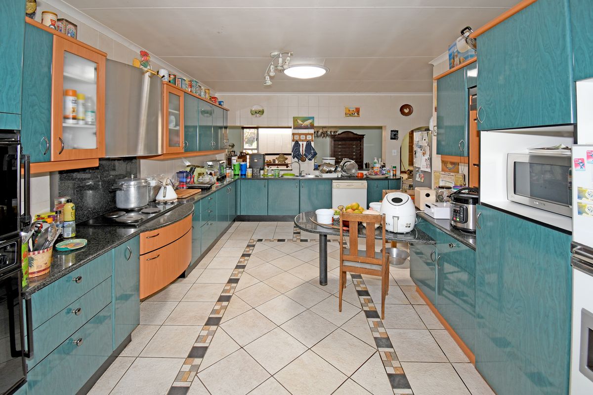 Prime Investment Property with Income-Generating Cottages 2.7 ha - Photo 2
