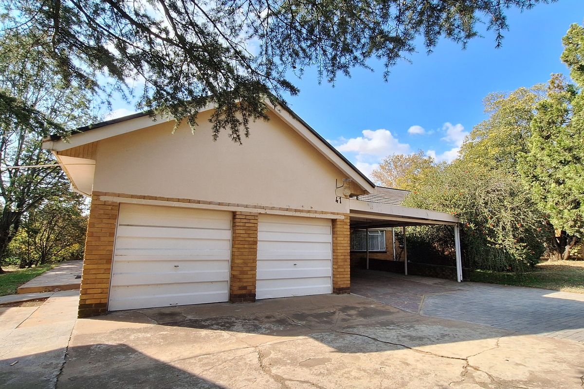 House on main road for sale - Photo 2