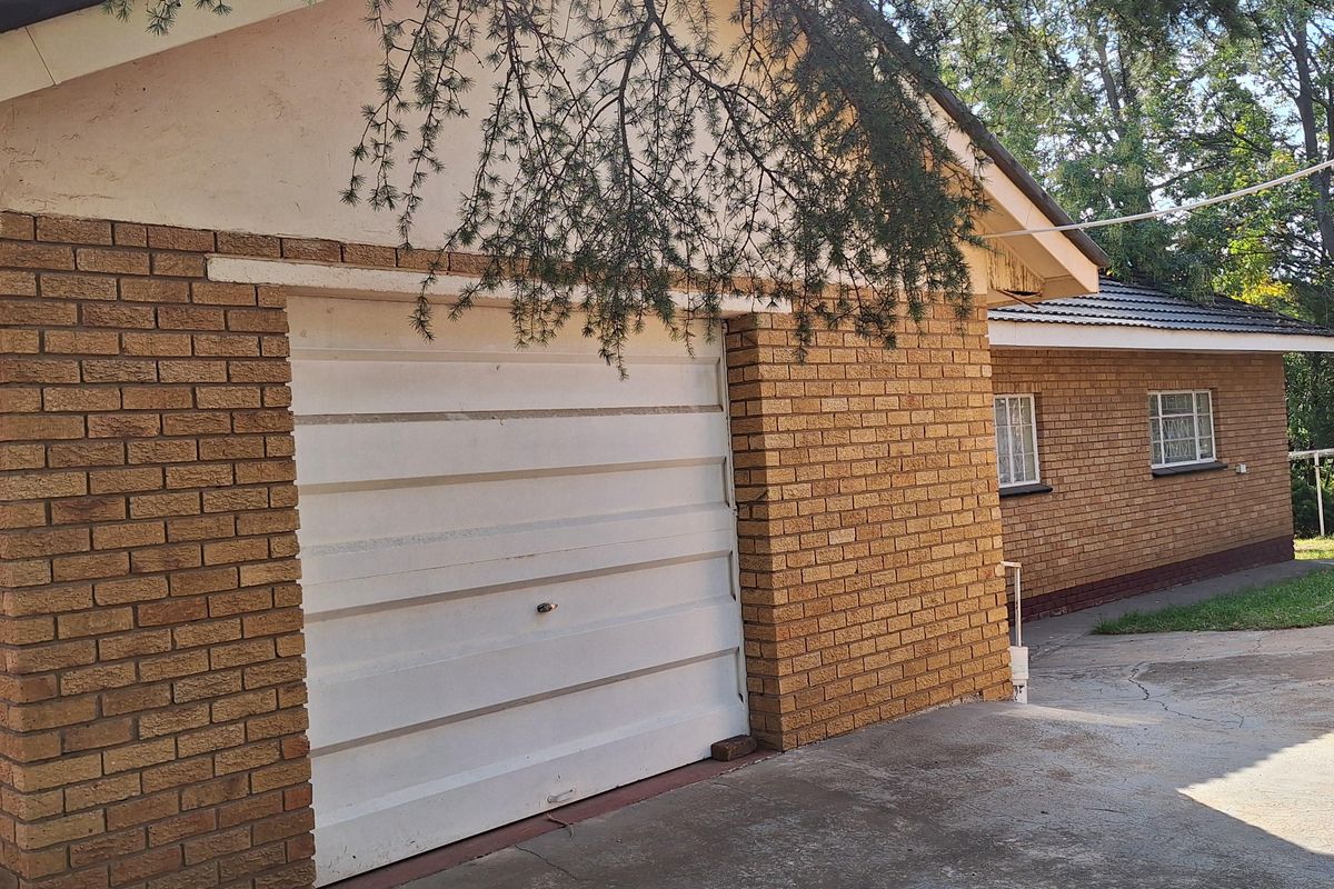House on main road for sale - Photo 3