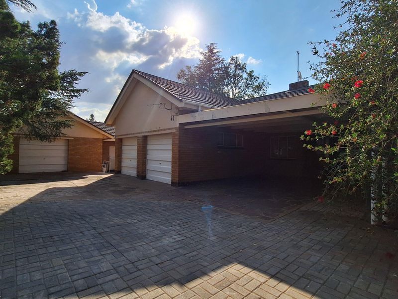 House on main road for sale - Photo 1