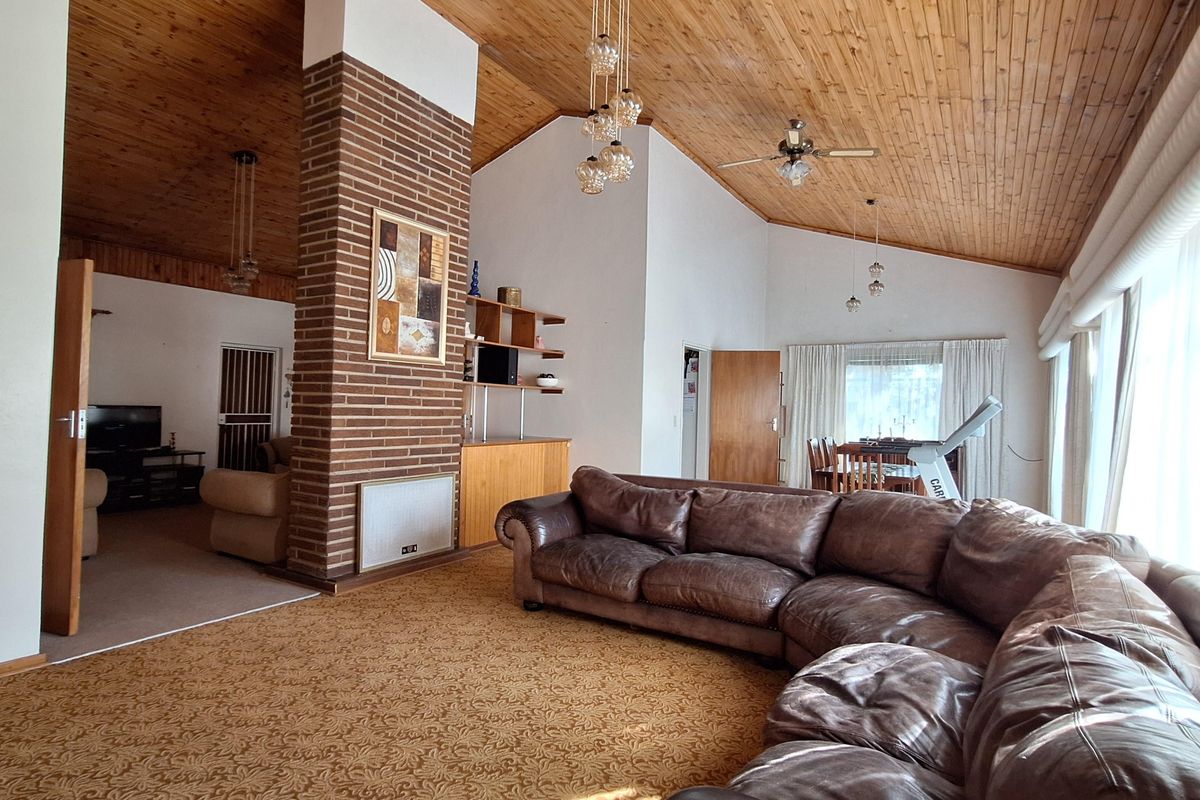 House on main road for sale - Photo 5