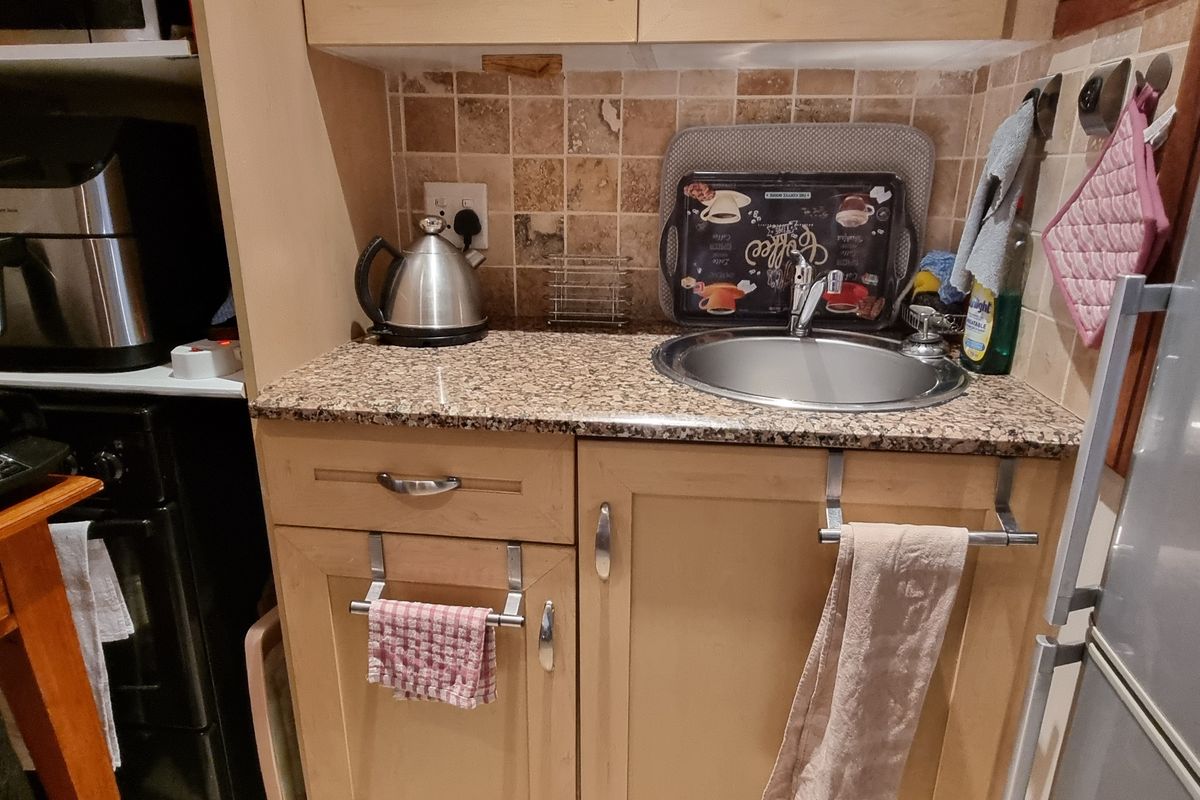 Special low - Stunning price - Convenient Studio unit! - Photo 5