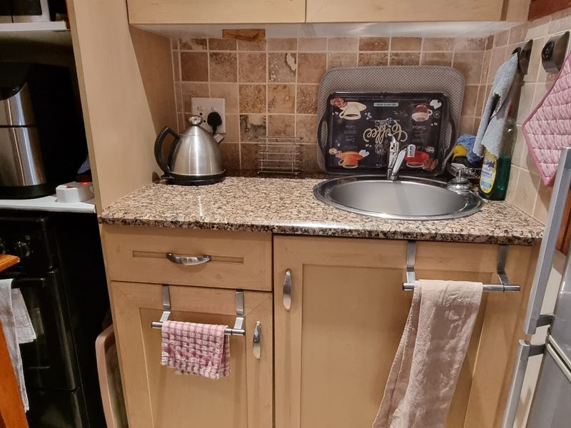 Special low - Stunning price - Convenient Studio unit! - Photo 5