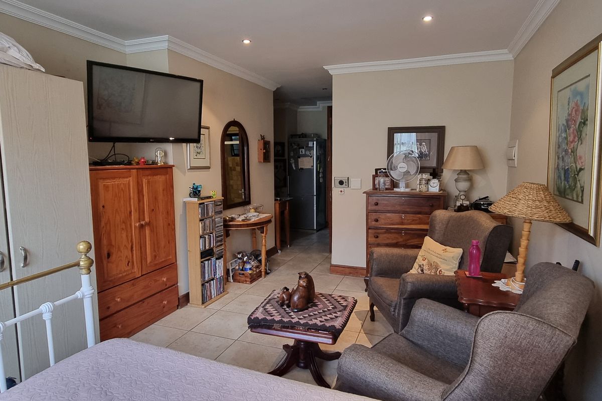 Special low - Stunning price - Convenient Studio unit! - Photo 2