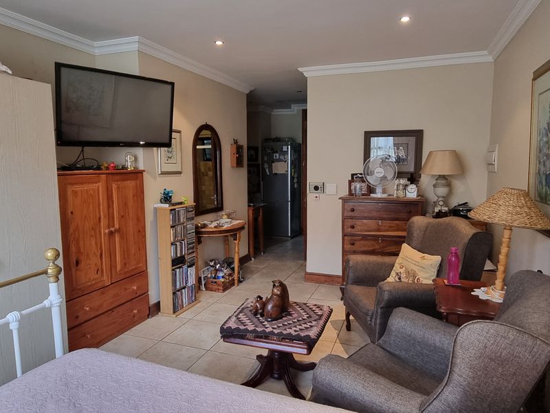 Special low - Stunning price - Convenient Studio unit! - Photo 2