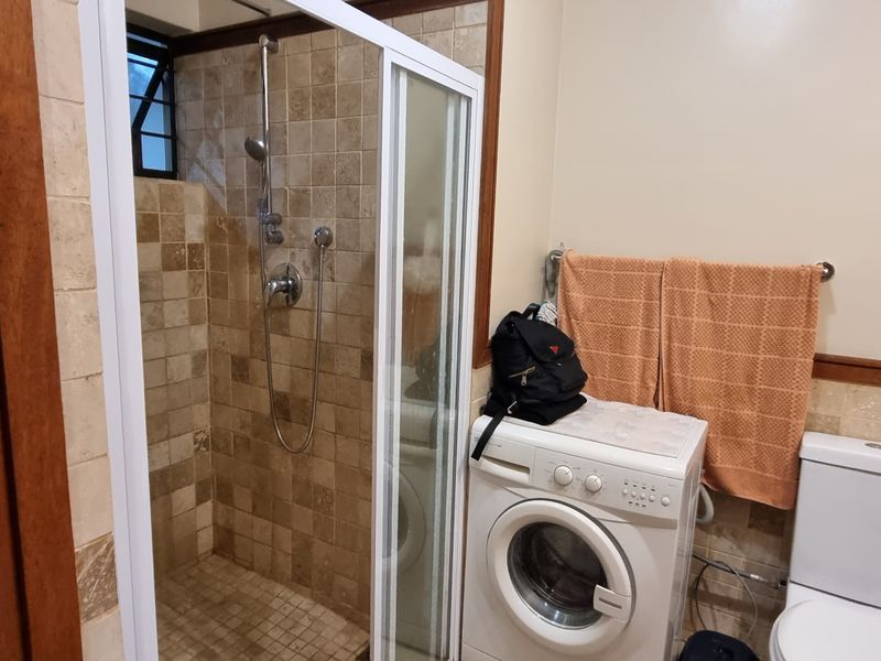 Special low - Stunning price - Convenient Studio unit! - Photo 9