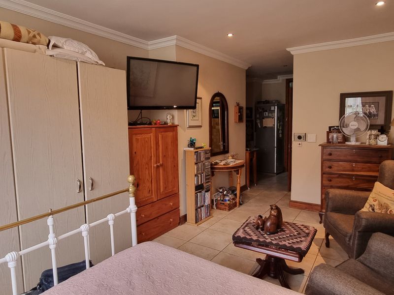 Special low - Stunning price - Convenient Studio unit! - Photo 8