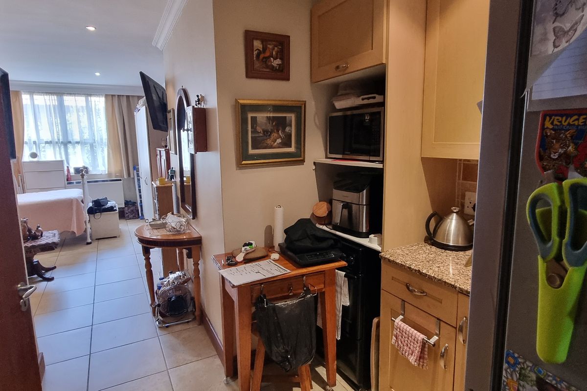 Special low - Stunning price - Convenient Studio unit! - Photo 4