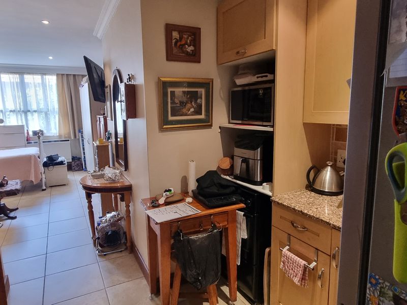 Special low - Stunning price - Convenient Studio unit! - Photo 4