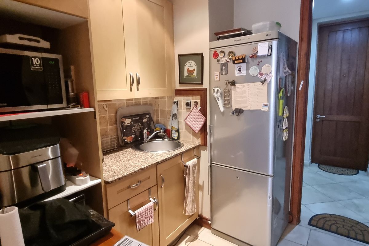 Special low - Stunning price - Convenient Studio unit! - Photo 5