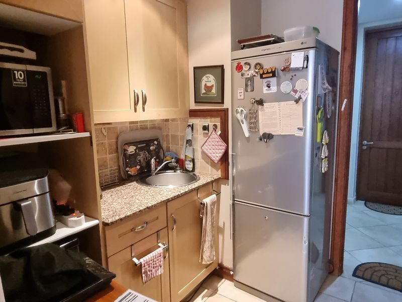 Special low - Stunning price - Convenient Studio unit! - Photo 6