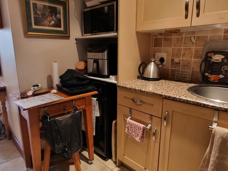 Special low - Stunning price - Convenient Studio unit! - Photo 7