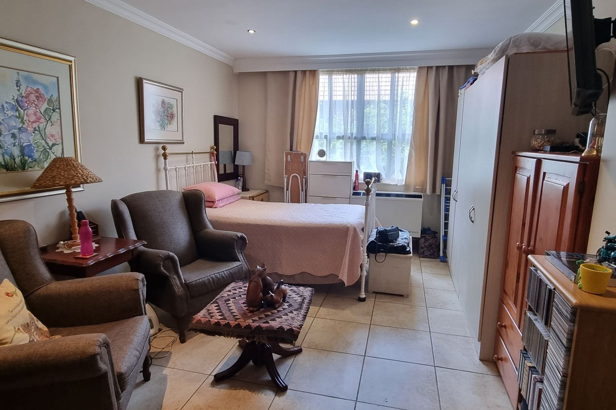 Special low - Stunning price - Convenient Studio unit! - Photo 3