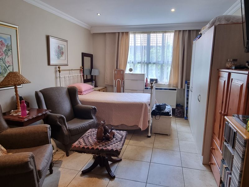 Special low - Stunning price - Convenient Studio unit! - Photo 3