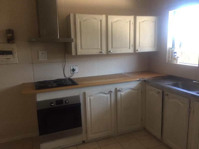 3 Bedroom with ensuit,  Kitchen, Lounge, and single garage - Photo 3