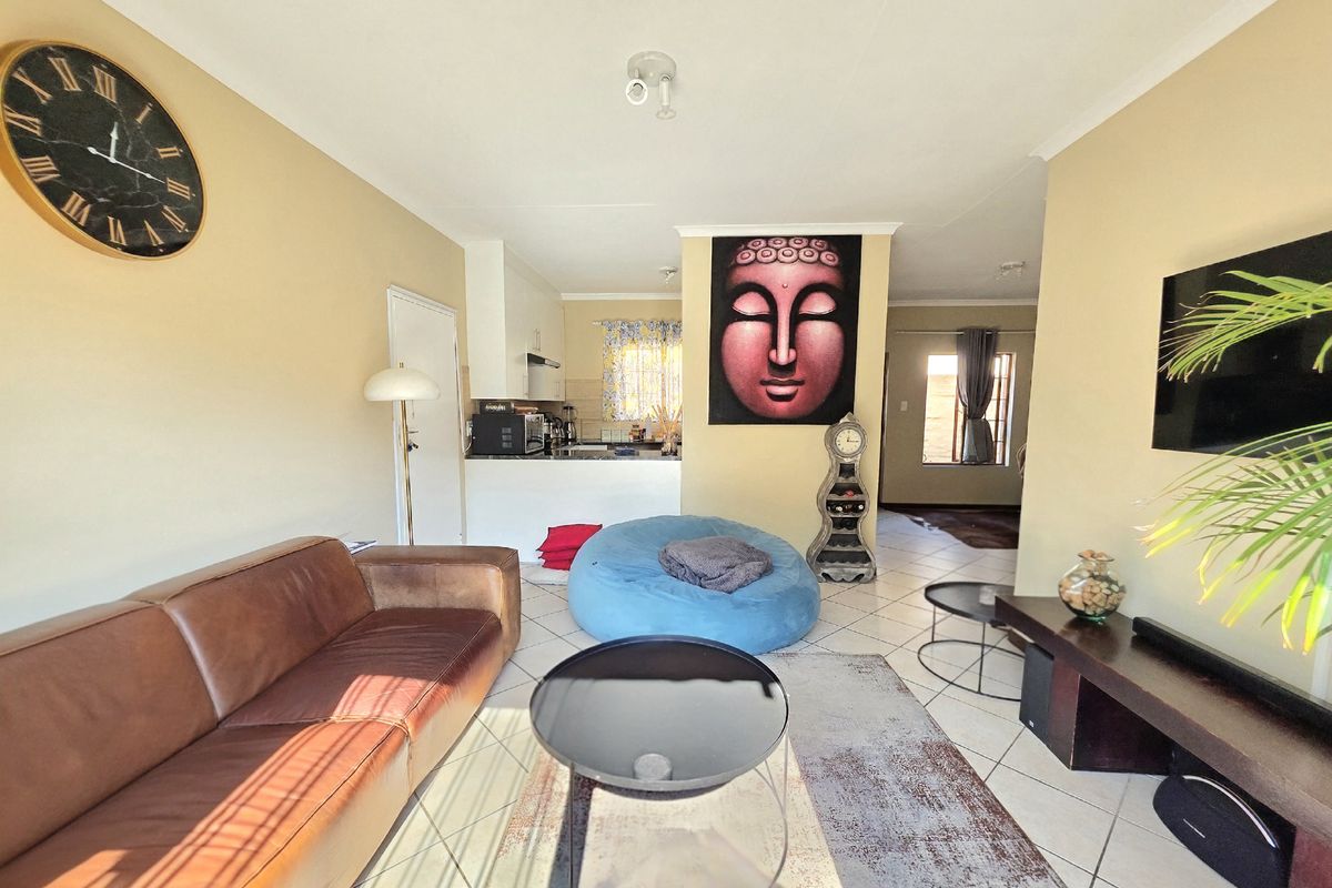 Move-in ready single-level simplex — 2 beds, 1 bath, lock-up garage and private garden. - Photo 2