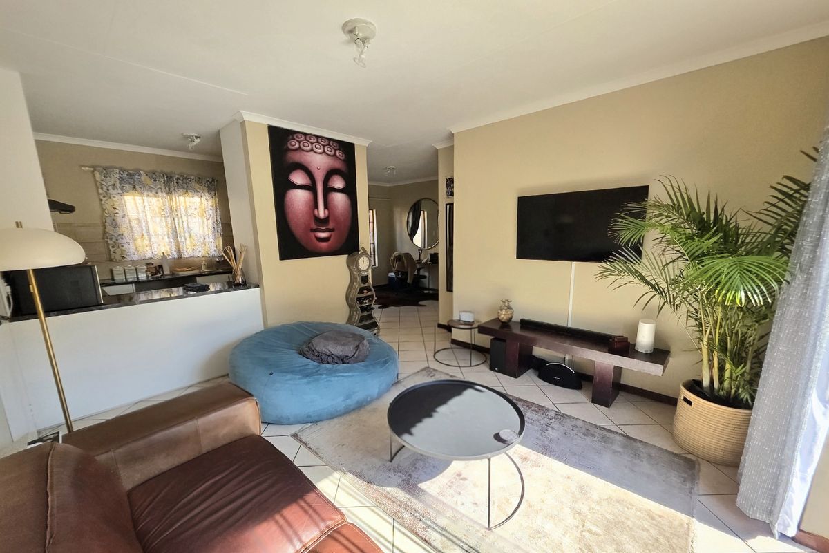 Move-in ready single-level simplex — 2 beds, 1 bath, lock-up garage and private garden. - Photo 3