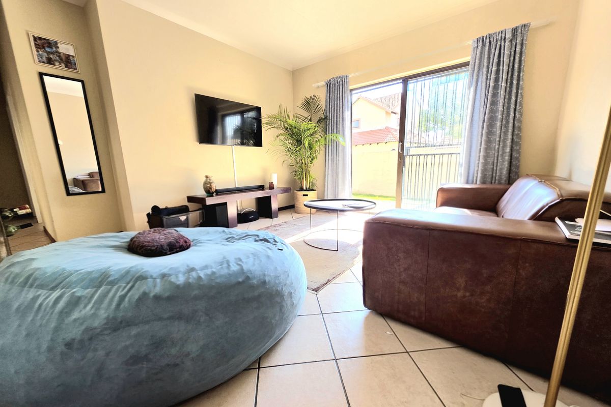 Move-in ready single-level simplex — 2 beds, 1 bath, lock-up garage and private garden. - Photo 4