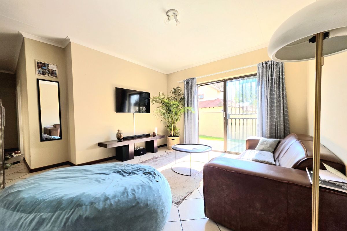 Move-in ready single-level simplex — 2 beds, 1 bath, lock-up garage and private garden. - Photo 5