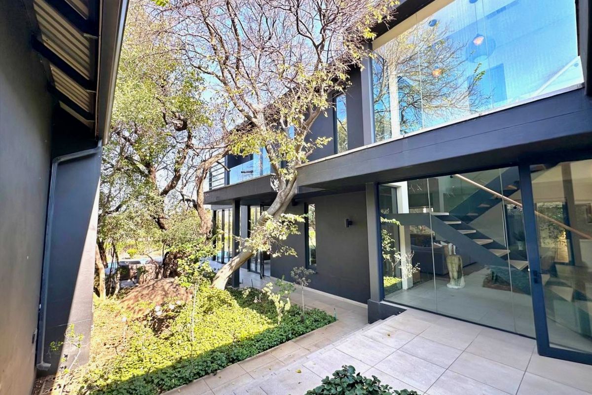 Behold a Premium 4-bedroom Riverfront family residence !! - Photo 3